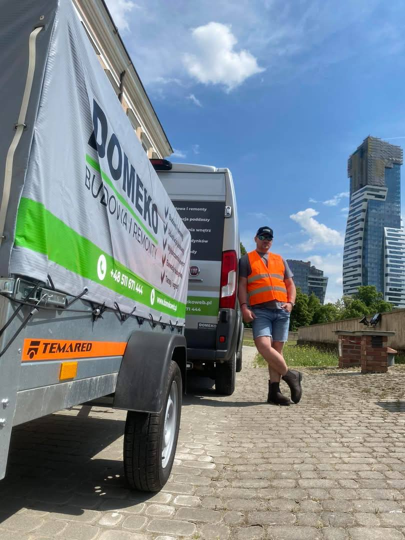 Pracownik Domeko podczas realizacji prac budowlanych